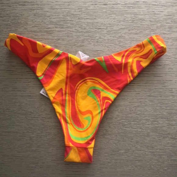 WeWoreWhat Delilah Paradise Marble Bikini Bottom Size S
listing-status-banner - Picture 4 of 5